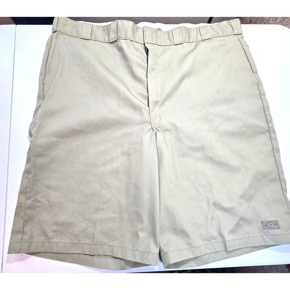 NWOT Dickies Cargo Shorts Mens 48 Beige Loose Fit Workwear Pockets Flat Front